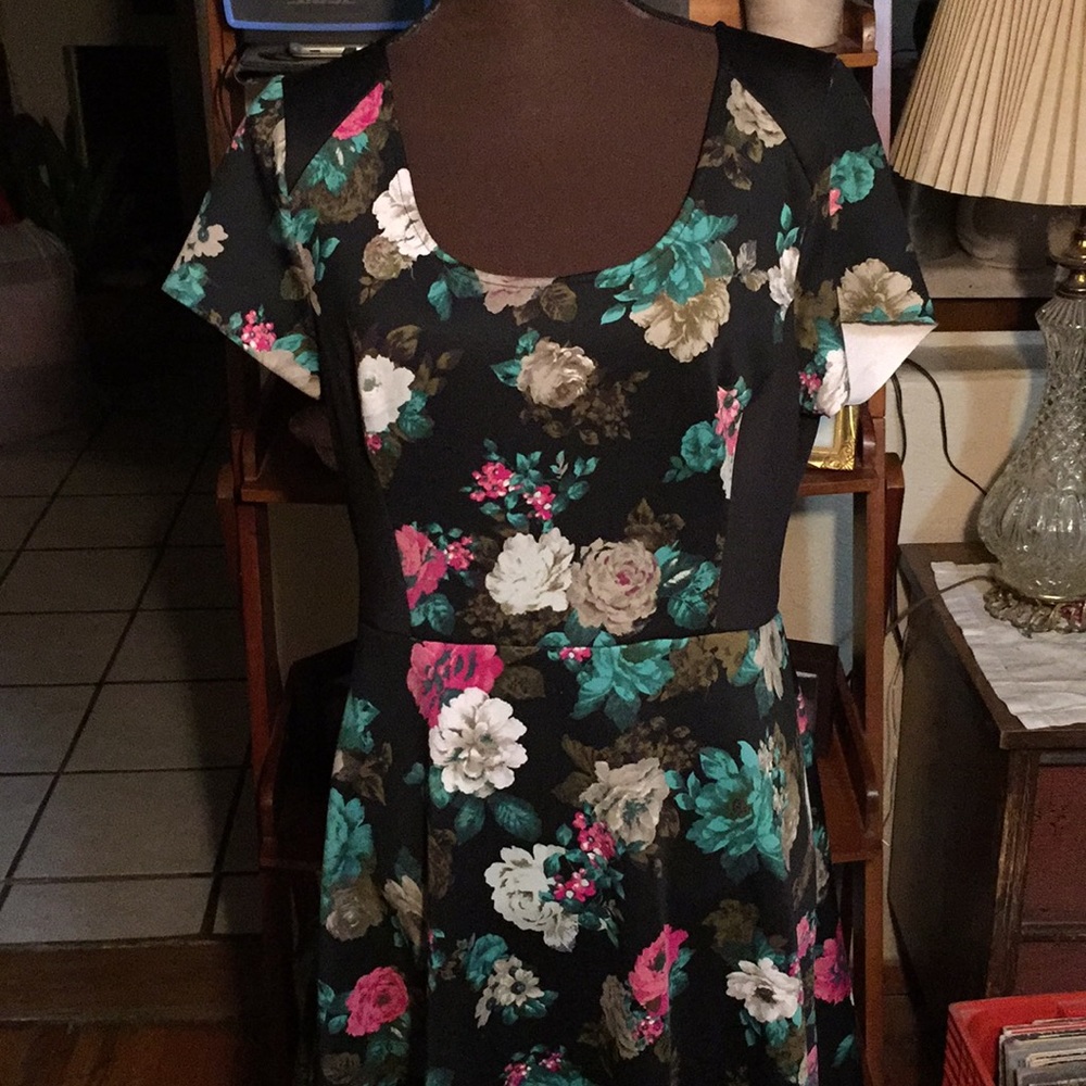 ELLE scuba like style, capped sleeve dress SZ 16